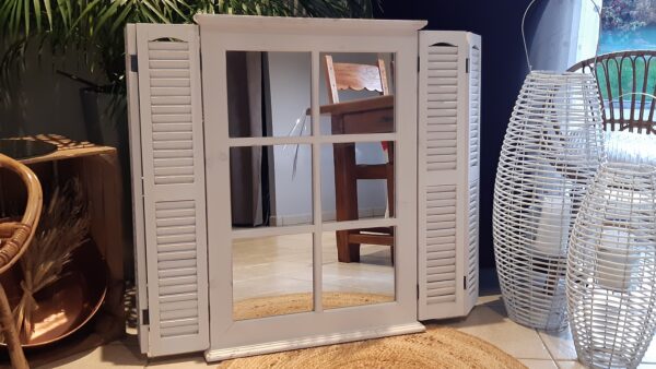 Fenêtre miroir en bois